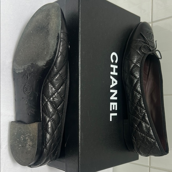 CHANEL Black Flats with Bow Accent - Picture 3 of 7